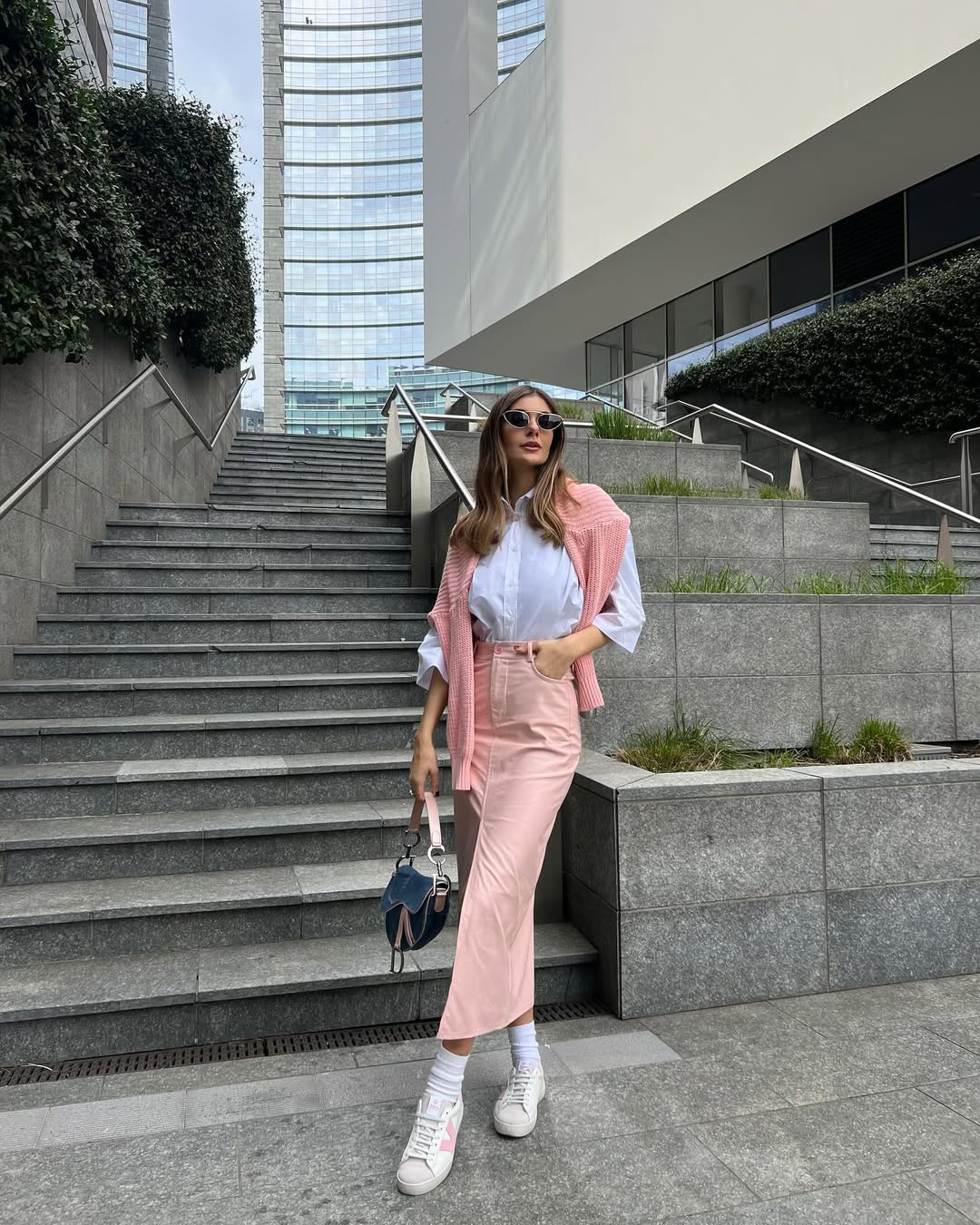 Look com suéter no pescoço e saia longa e jeans rosa é autêntico