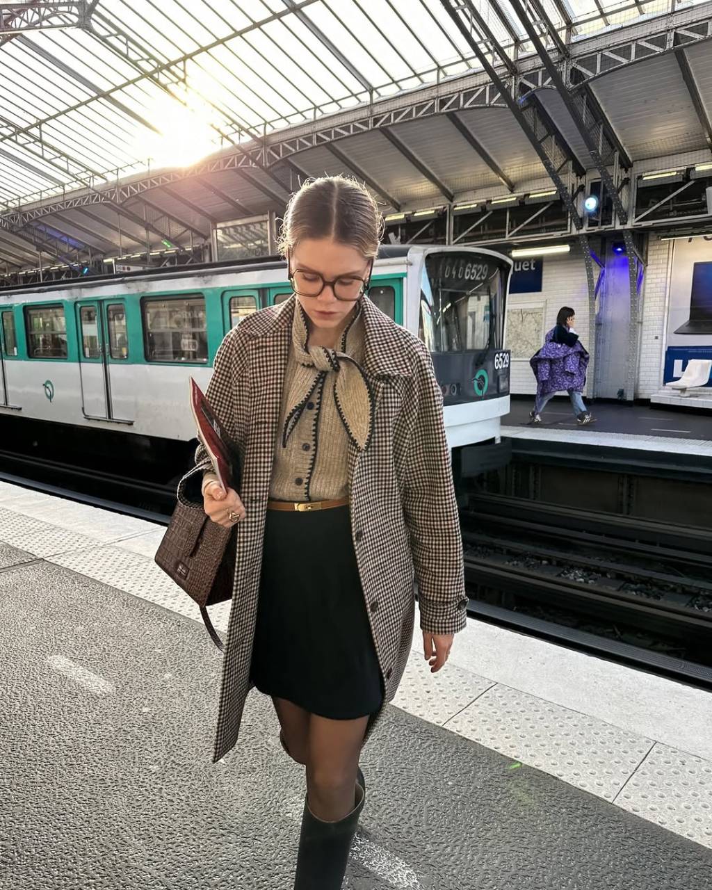 look-com-casaco-saia-midi Look com camisa, casaco, saia midi e bota são o suficiente para visual descolado