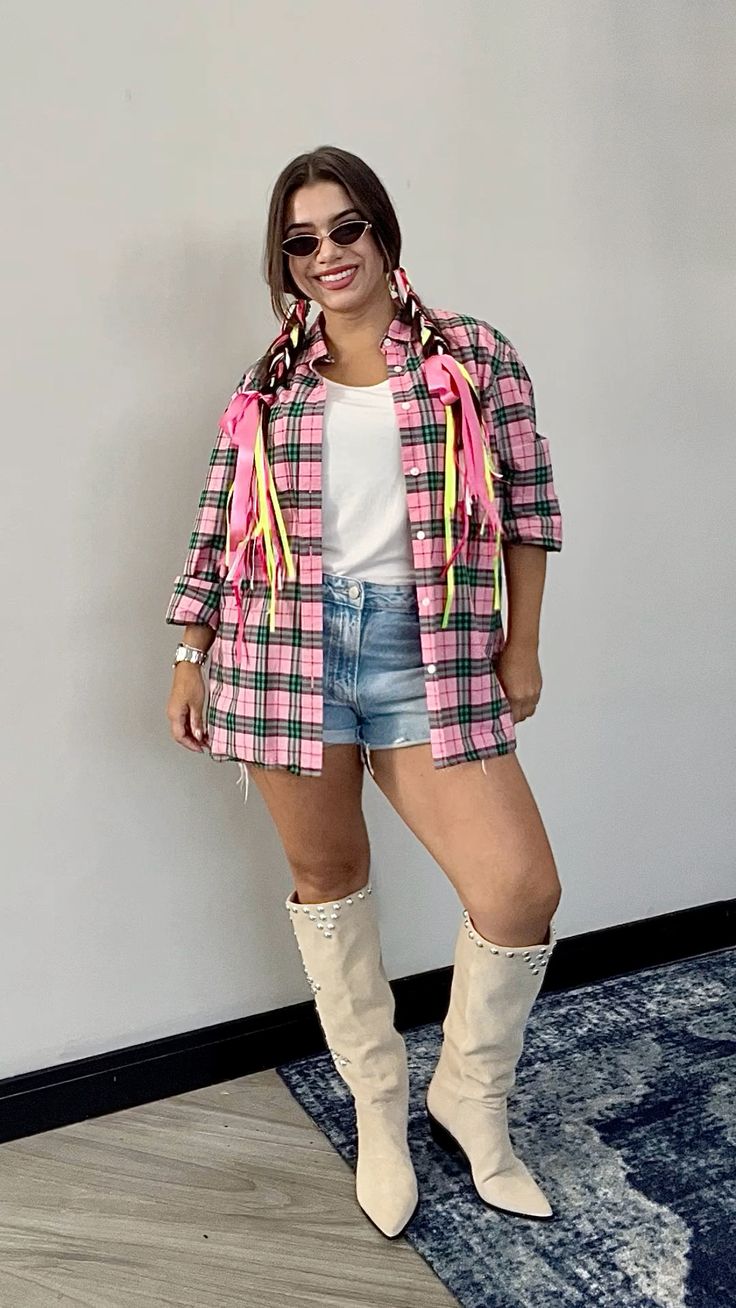look-junino-camisa-xadrez-shorts Camisa xadrez e short é uma opção estilosa para a festa junina.