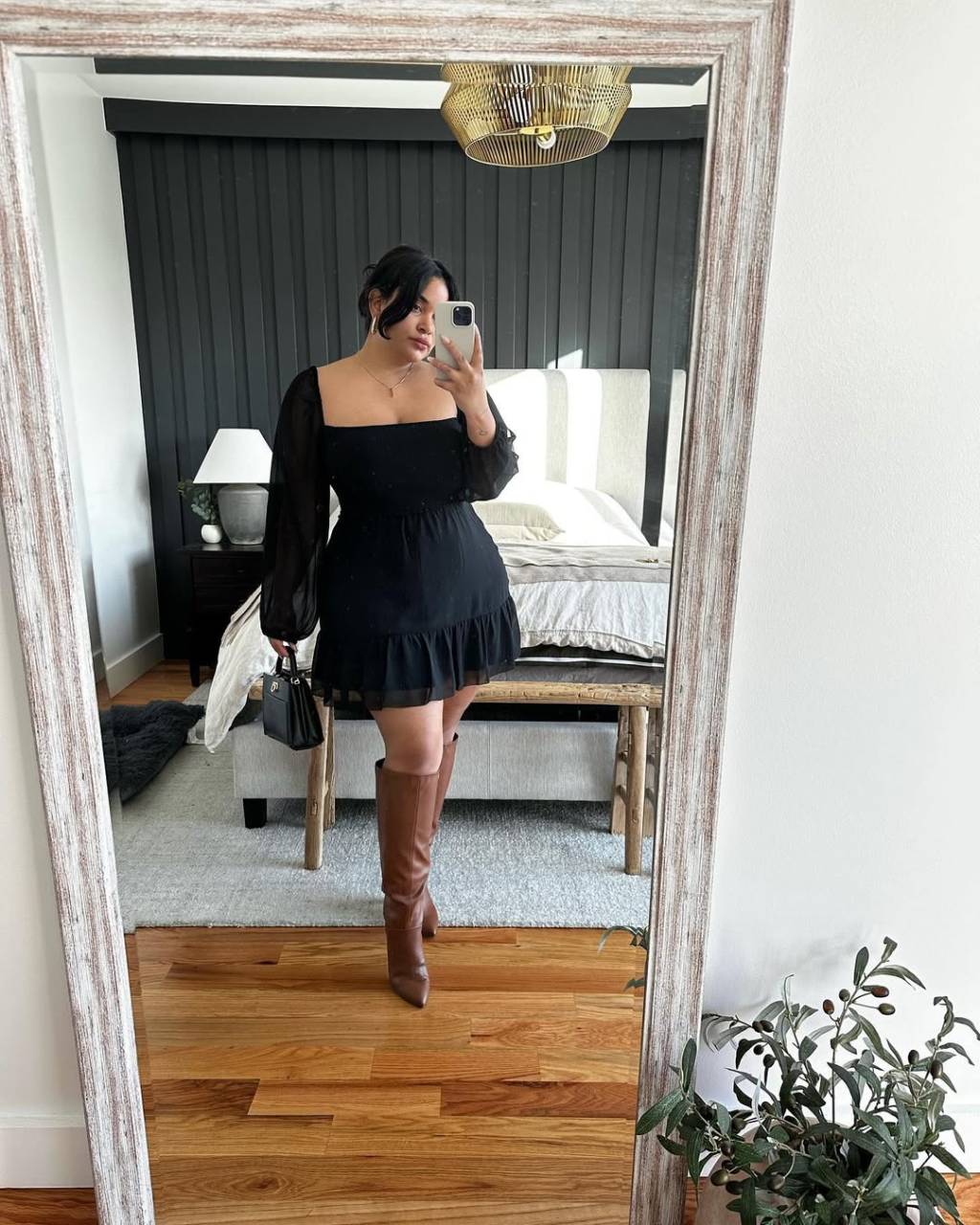 look-plus-size-bota-cano-alto-e-vestido produções com vestido curto rodado e bota de cano alto podem ser românticas