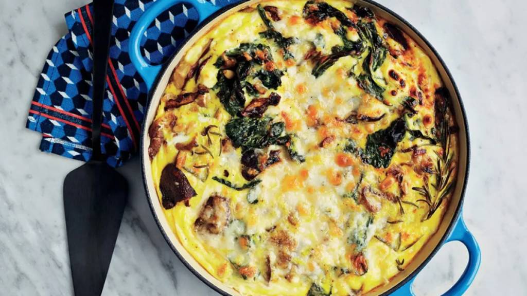 omelete-variar-jantar-omeleite-cogumelos-pinolis Omelete de cogumelos e pinolis é boa opção também para vegetarianos