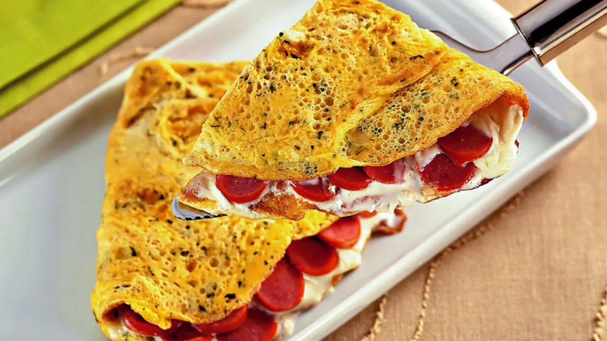 Omelete de salsicha e requeijão é opção prática para o jantar