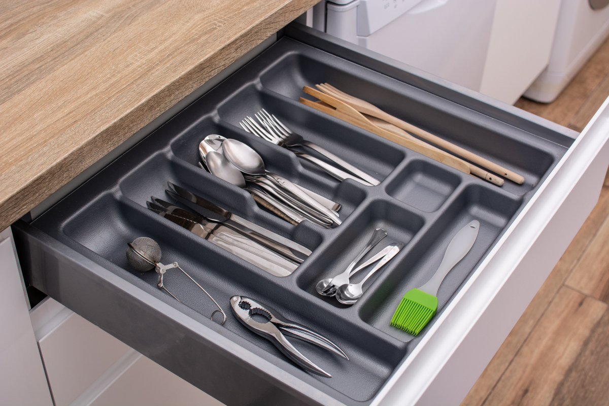 Como organizar os talheres na cozinha com praticidade