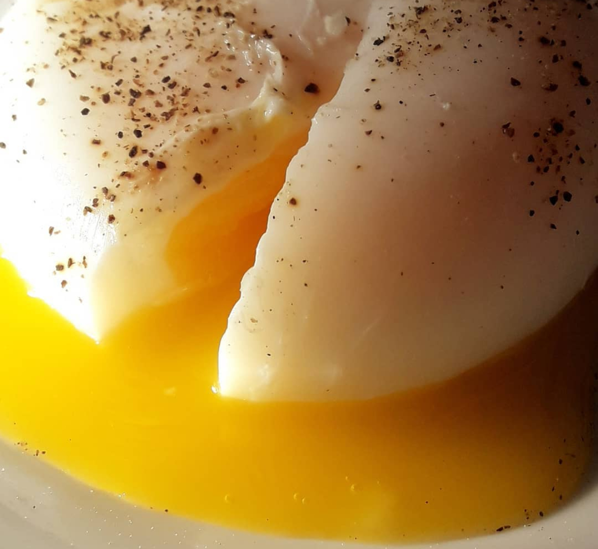 Sal e pimenta-do-reino servem de tempero para o ovo pochê com gema cremosa