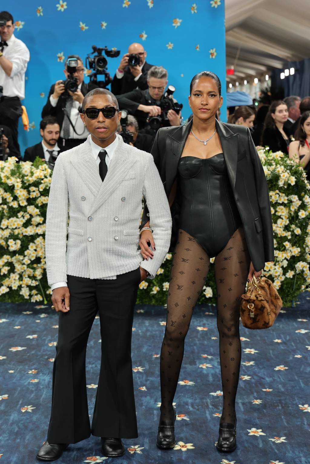 The 2025 Met Gala Celebrating “Superfine: Tailoring Black Style” – Arrivals Look de Pharrell Williams e Helen Lasichanh no MET Gala 2025