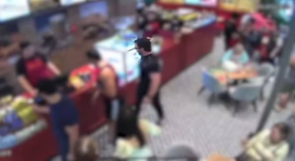 polemica-padre-fabio-de-melo Imagem desfocada de uma cafeteria, deixando o foco apenas em um homem