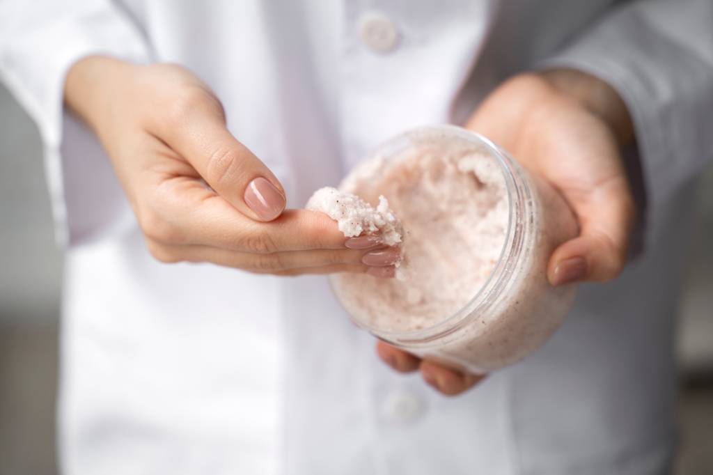 produtos-unhas-baratinhos (4) Esfoliar é uma etapa importante para obter unhas saudáveis e fortificadas.