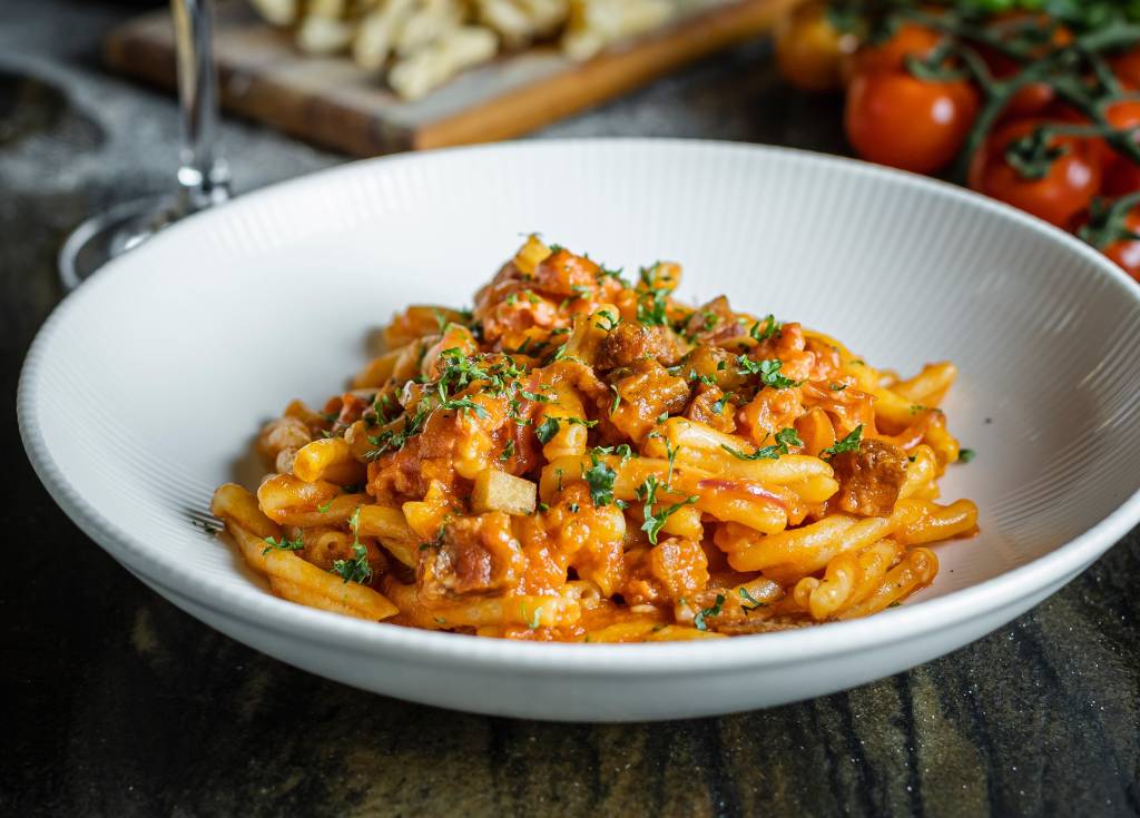 Acervo Manduque Casarecce All'amatriciana fica pronto em poucos passos, ótimo para montar marmitas