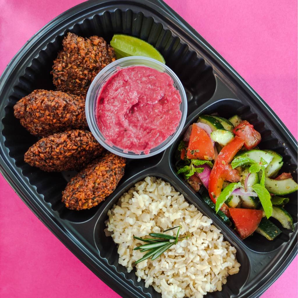 receitas-marmitas-falafel-babaganush Marmita de falafel de grão-de-bico, pink babaganush, arroz integral e salada quente de legumes