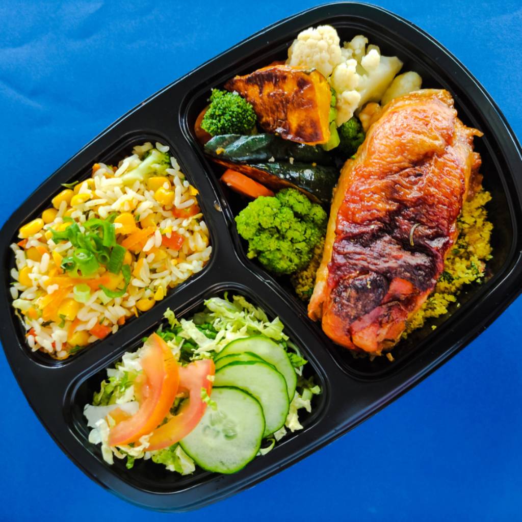 receitas-marmitas-sobrecoxa-arroz-caipira-legumes Marmita de sobrecoxa desossada ao forno, arroz caipira e salada quente de acelga