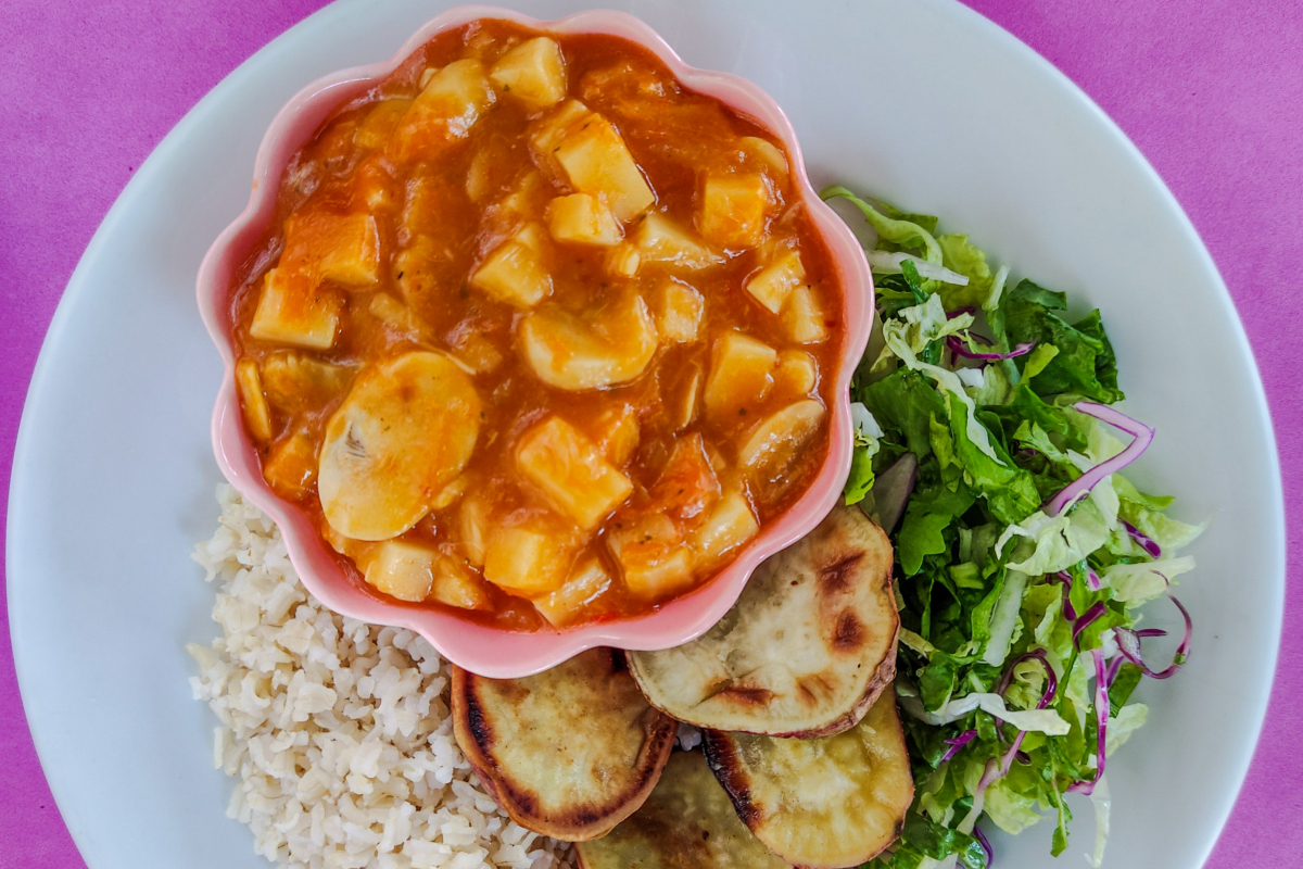 Estrogonofe de palmito e cogumelos é receita vegana deliciosa para o almoço ou jantar