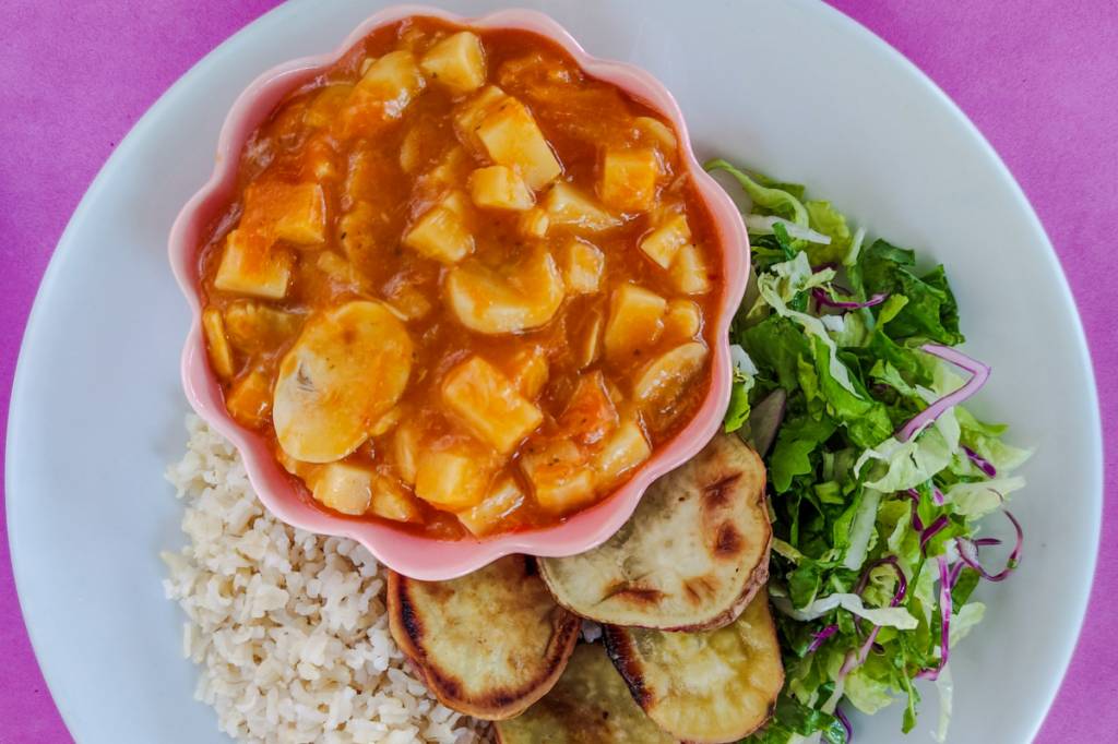Estrogonofe de palmito e cogumelos é receita vegana deliciosa para o almoço ou jantar