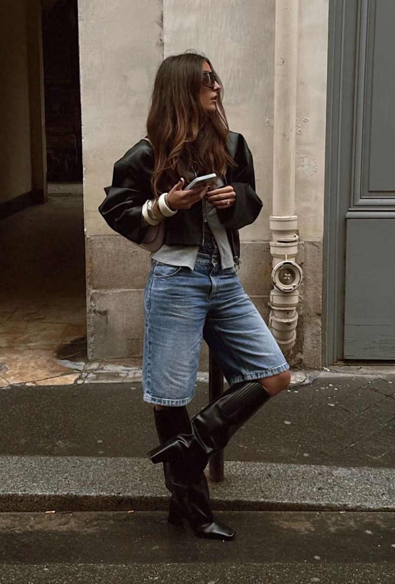 Visual com bermuda jeans e botas de salto alto