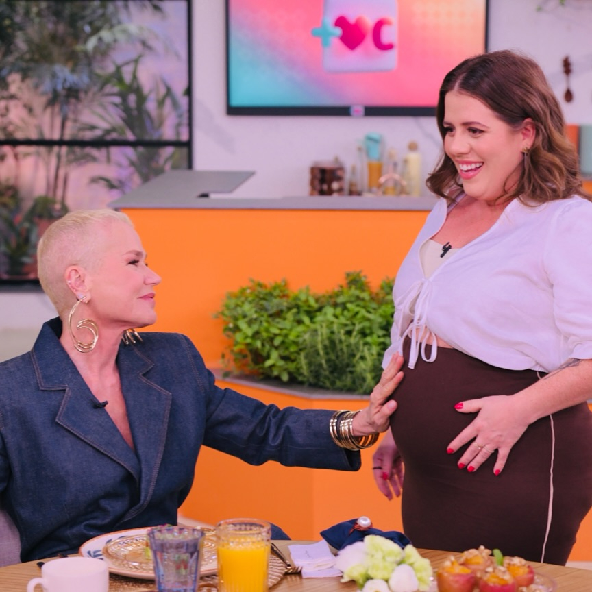 A apresentadora recebe a 