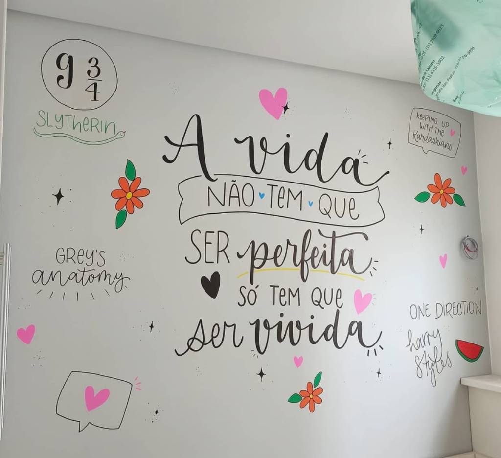 transformar-parede-branca-pintura-personalizada Com canetas marcadoras e criatividade, dá para escrever frases motivacionais na parede branca