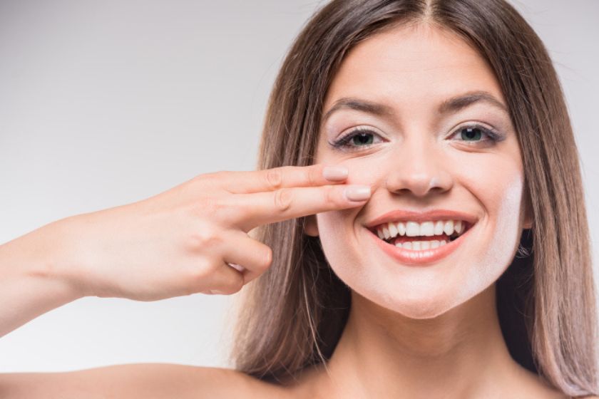 6 dicas de maquiadoras para disfarçar o “bigode chinês”