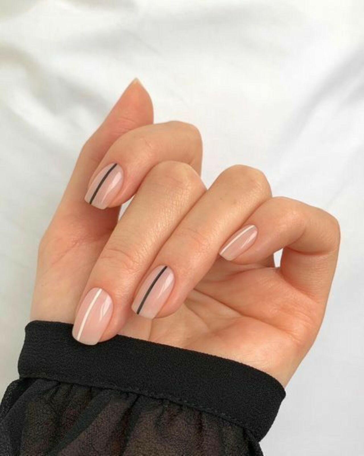 Unhas P&B unem o clássico ao elegante