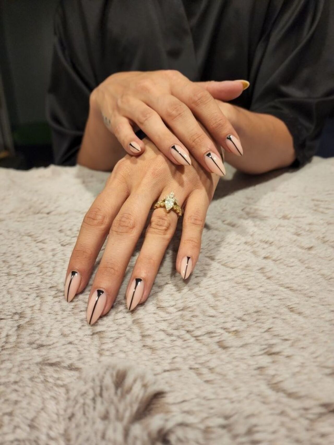 Um mínimo detalhe faz toda a diferença nesta nail art.