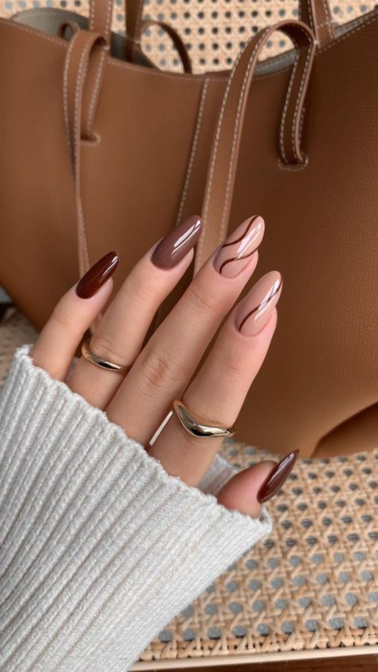 Aposte nos tons terrosos com linhas abstratas para unhas repletas de estilo.