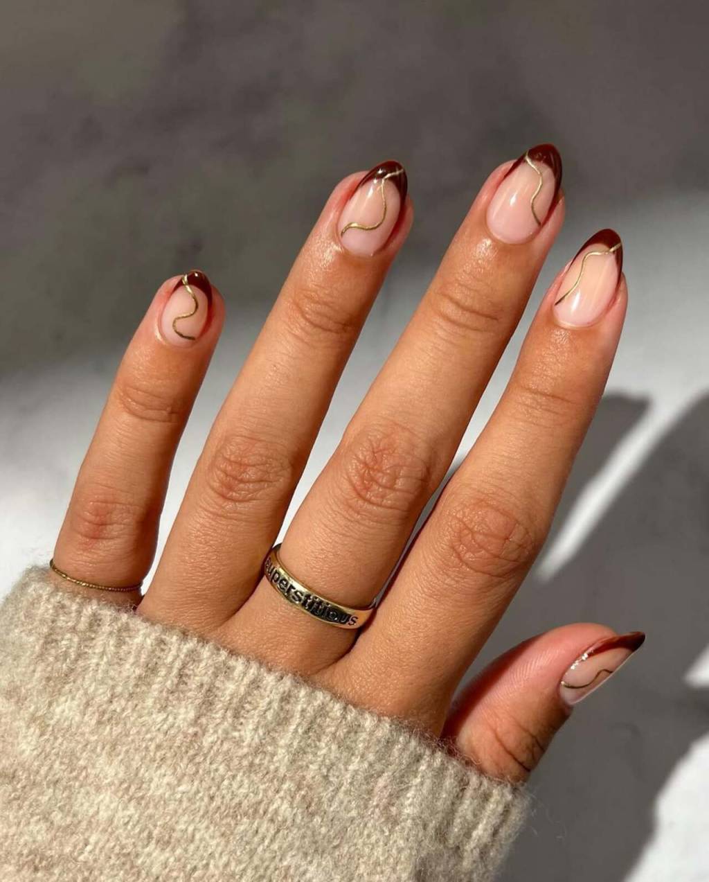 unhas-redondas-decoradas (7) Com uma dualidade de estéticas, essa nail art pode se tornar a sua favorita.