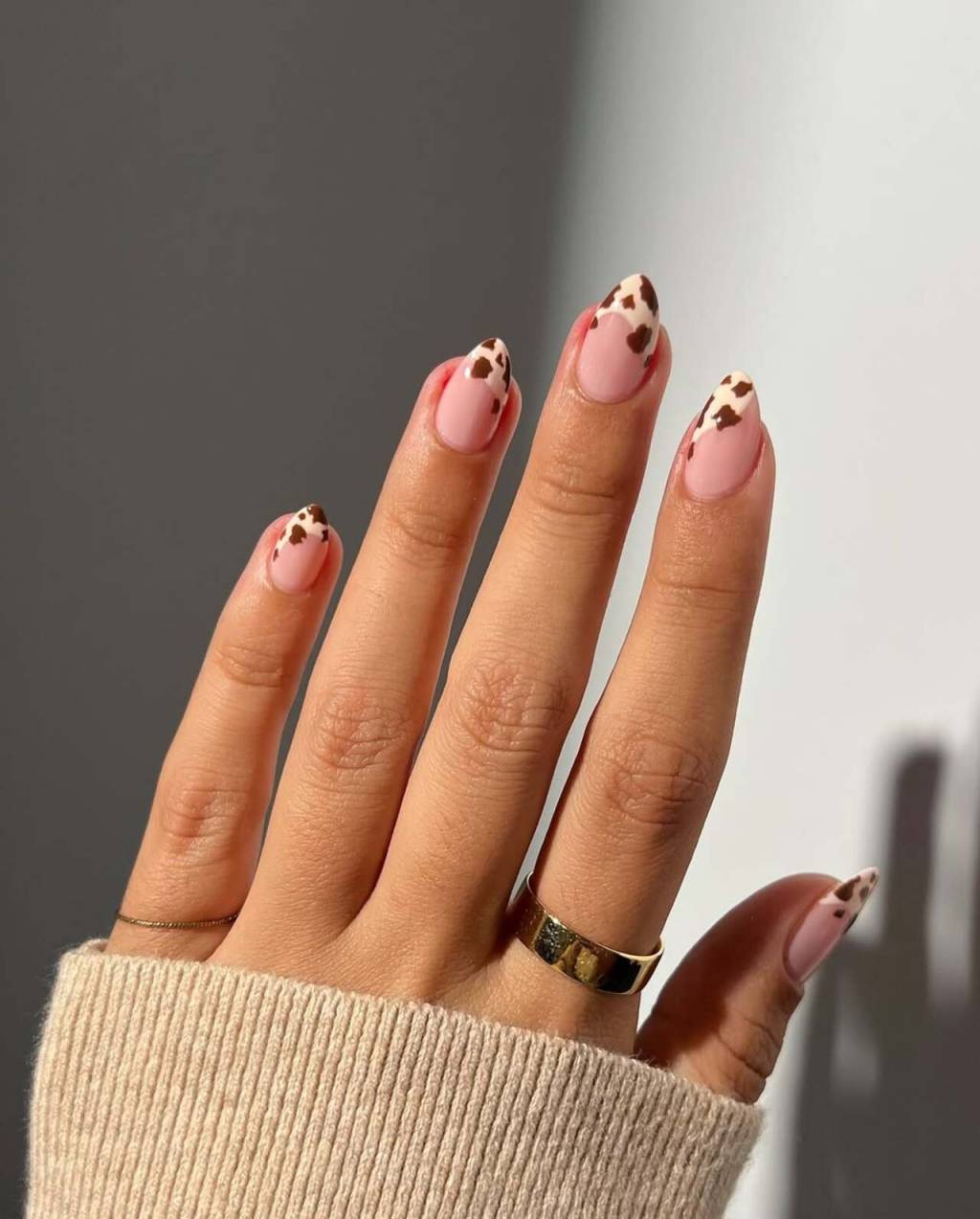 unhas-redondas-decoradas (8) Para continuar na tendência do animal print, esta é uma alternativa certeira.