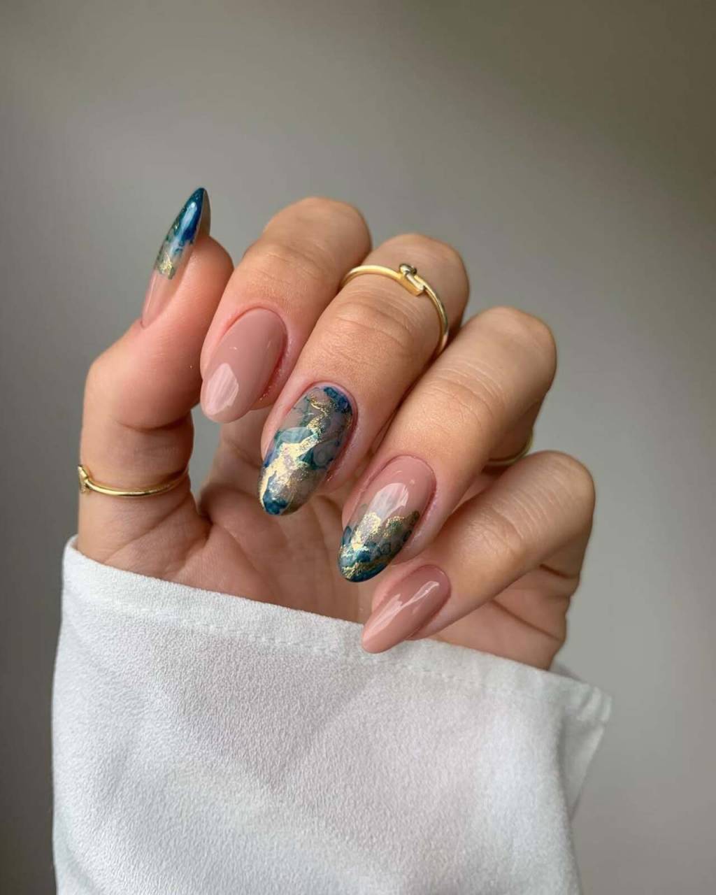 unhas-redondas-decoradas (9) Nail art inspirada no fundo do mar e seus enigmas