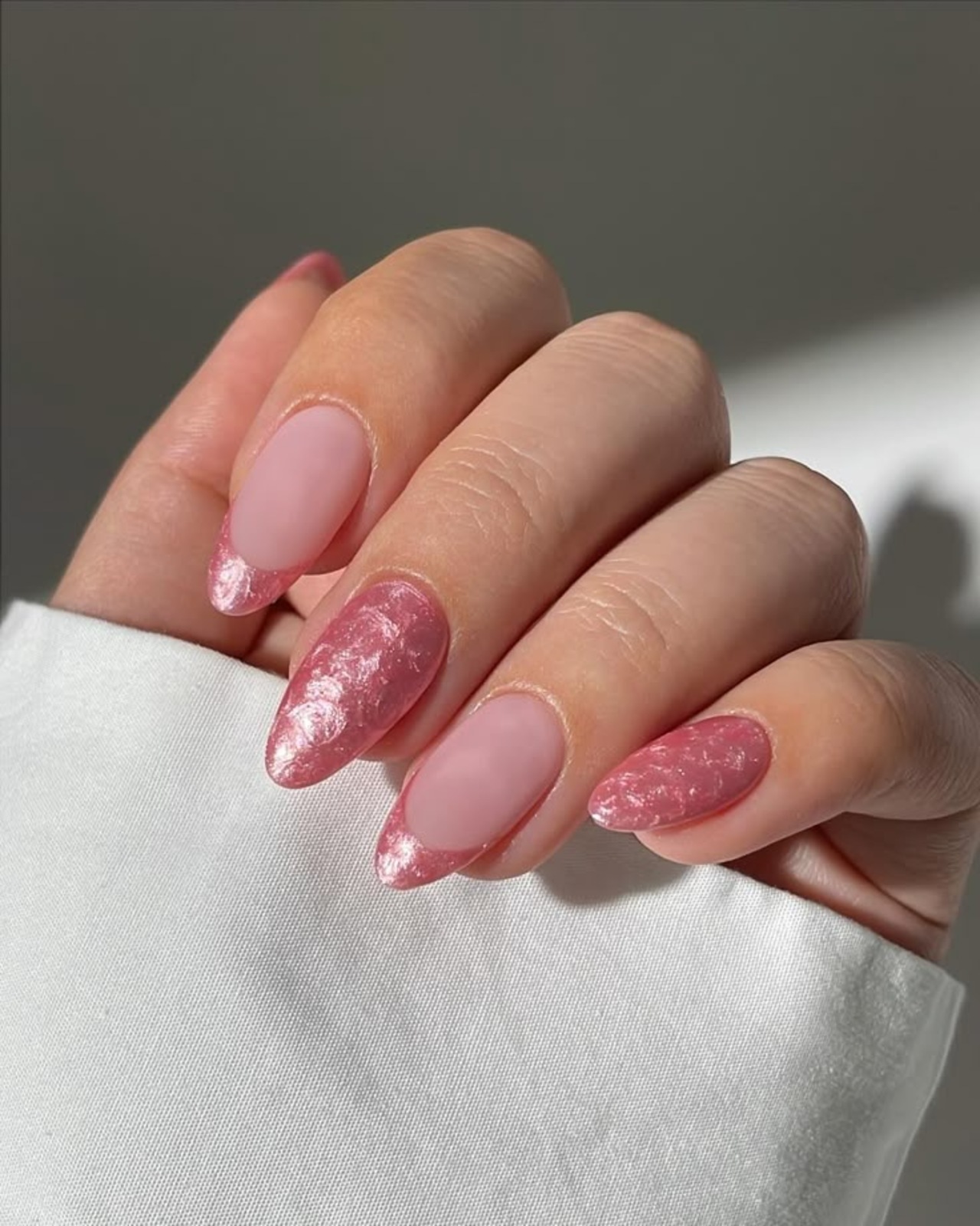 O estilo marmorizada garante um ar chic a esta esmaltação.
