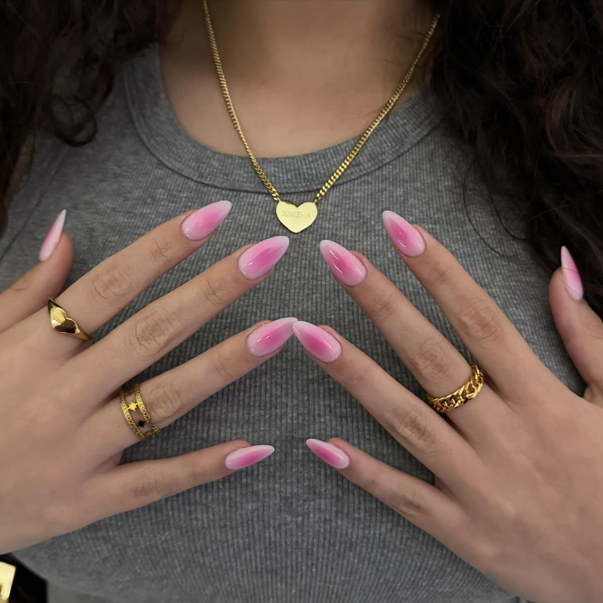 A aura nails está bombando lá fora, que tal trazer essa estética para as suas mãos?