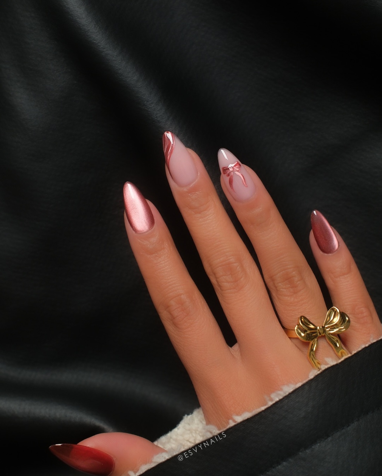 Unhas holográficas + desenhos delicados = o combo perfeito.