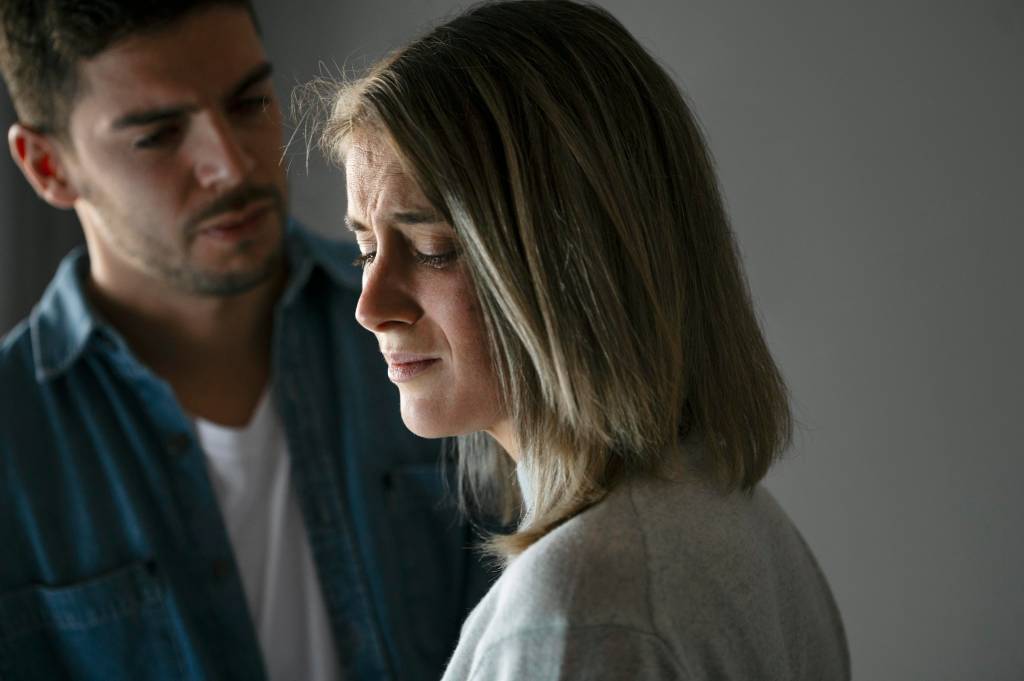 vergonha-do-parceiro-relacionamento É possível que uma das partes do casal tenha vergonha da outra