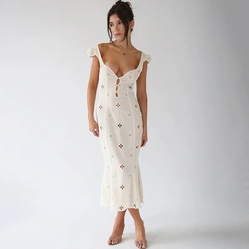 Vestido longo, branco e com bordado
