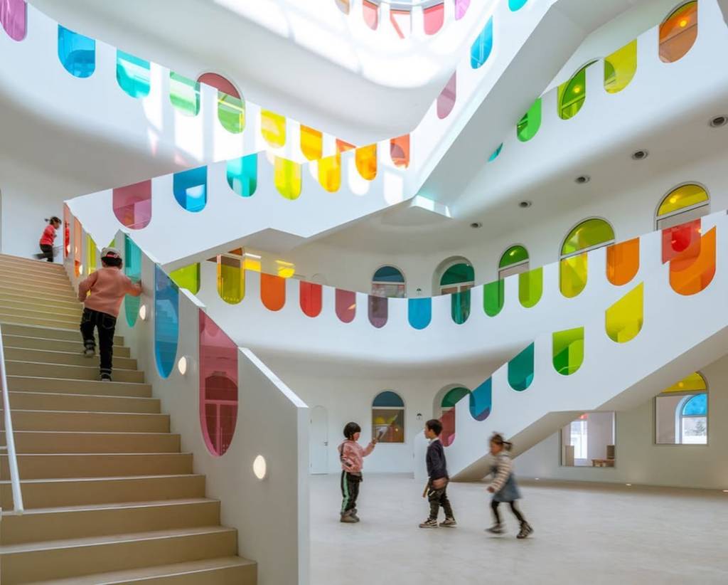 vidros-coloridos-corrimao-escada Corrimão com vidros coloridos em escola chinesa é ideia que você pode copiar em casa