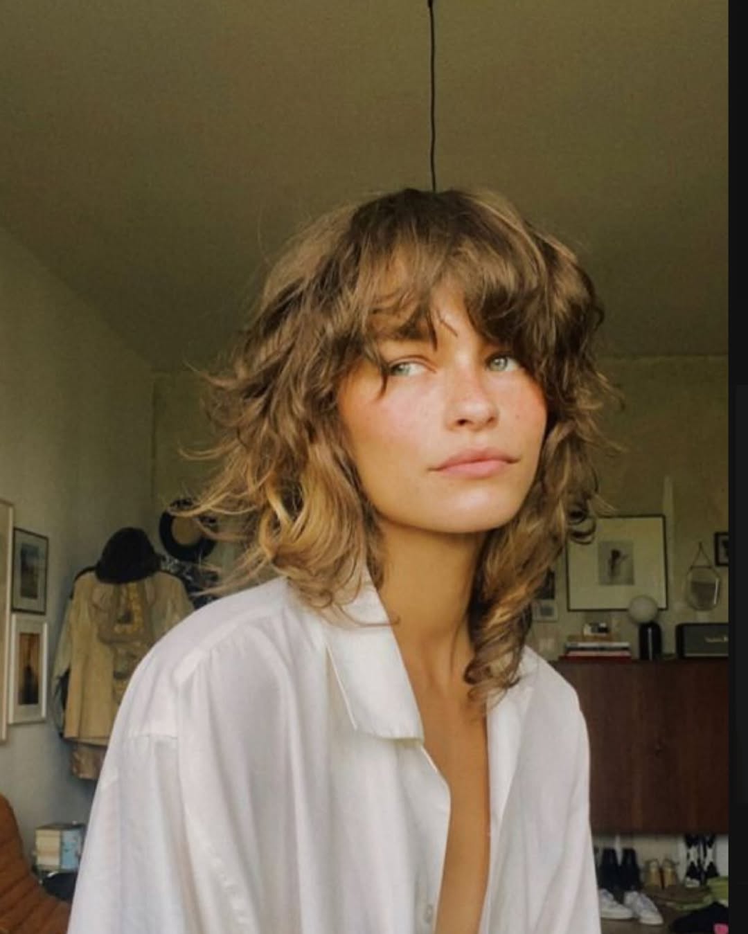 Cabelo ondulado com corte wolf cut