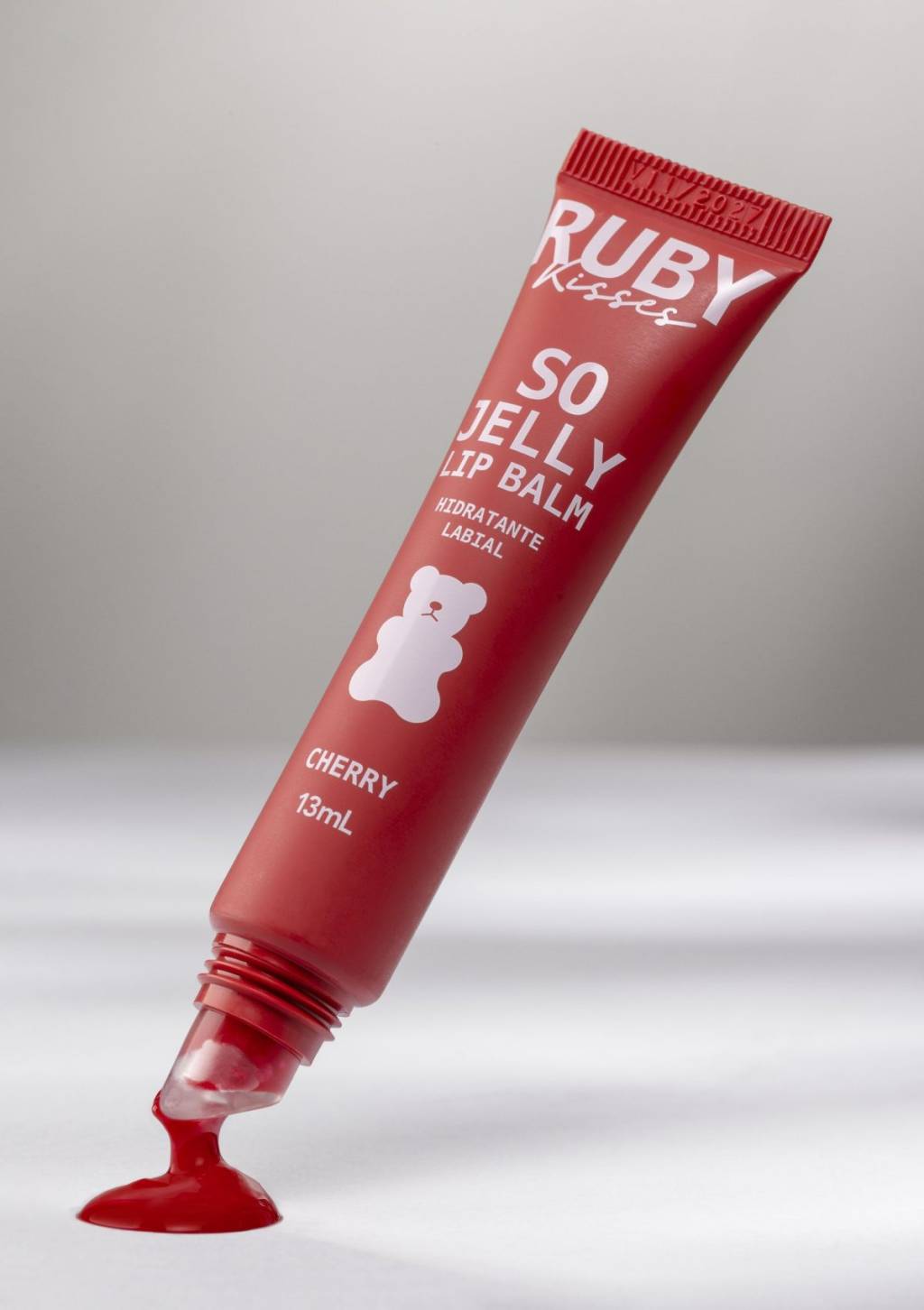 Gloss labial com embalagem vermelha.