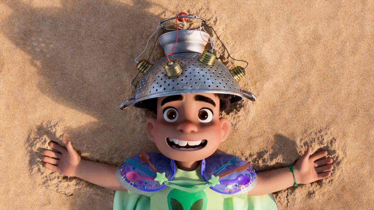 O filme foi originalmente concebido por Adrian Molina, que trouxe à tona questões pessoais sobre isolamento e pertencimento inspiradas em sua infância.