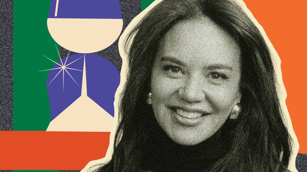 Colagem de mulher morena sorrindo em meio a figuras abstratas coloridas.