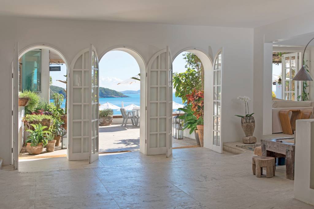 Entre o branco das paredes e o azul do mar, eu encontrei um pedaço da Grécia no Brasil