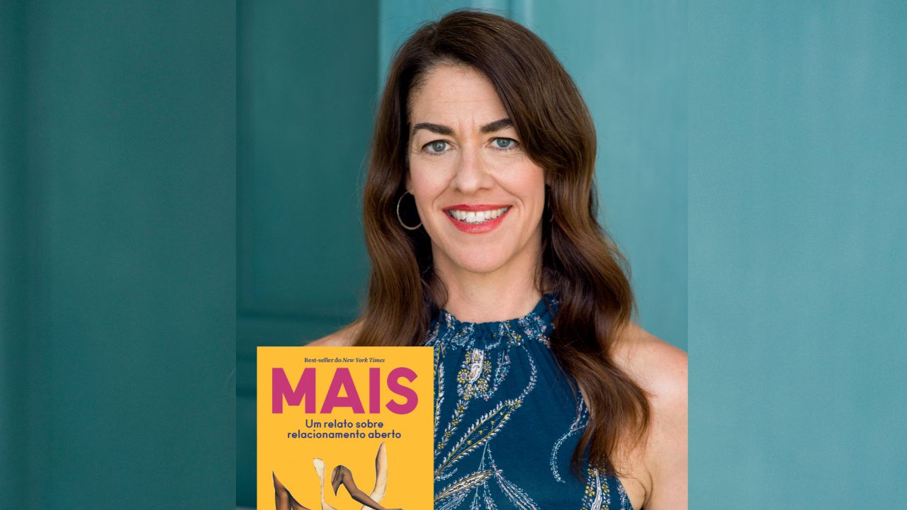 Imagem de mulher morena com vestido azul estampado e, ao seu lado esquerdo inferior, o seu livro de capa amarela estampado.