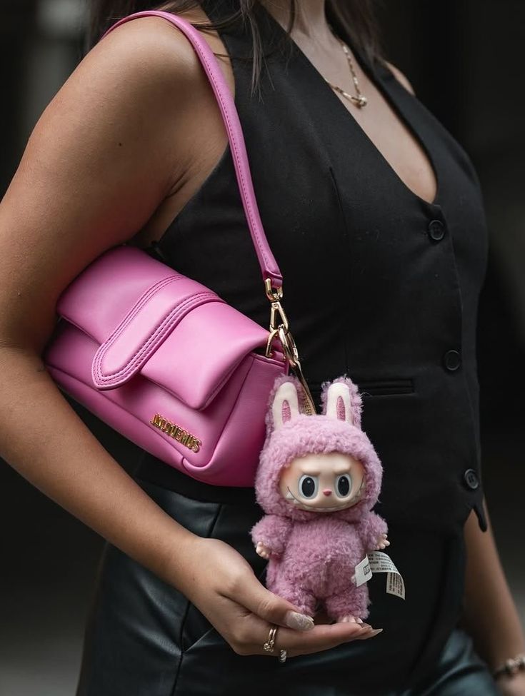 Labubu combinando com a bolsa Labubu combinando com a bolsa