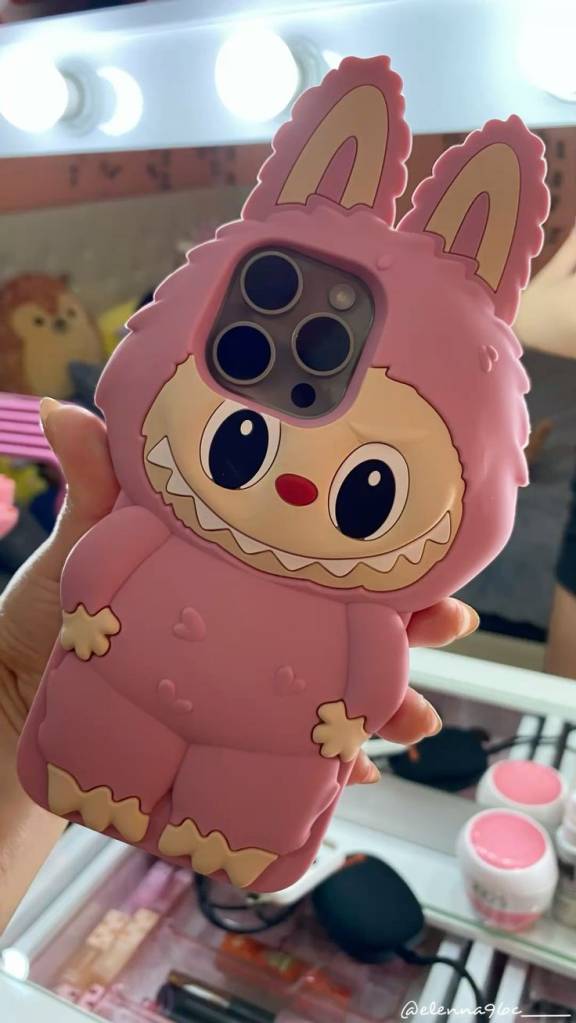 Labubu na capinha de celular Para quem gosta de levar estilo até os mínimos detalhes, a capinha de celular com o Labubu virou item queridinho. Seja em versões em relevo 3D, com mini bonecos acoplados ou estampas criativas, ela transforma um objeto do dia a dia em acessório de moda.