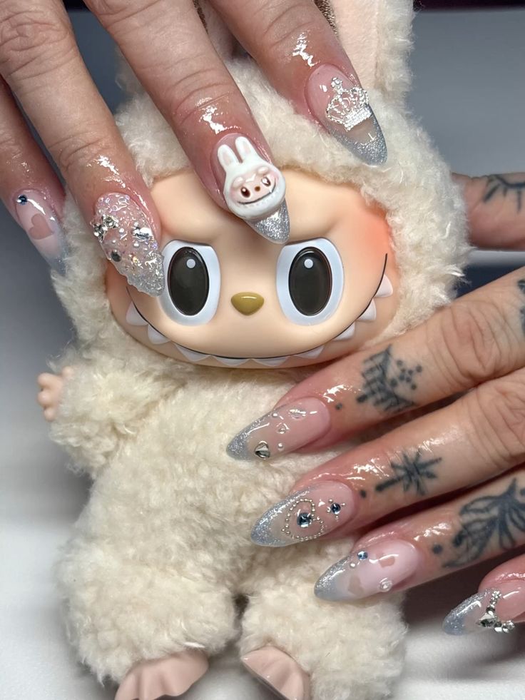 Labubu nail art Usar o Labubu no nail art é uma forma de incorporar o bichinho no dia a dia