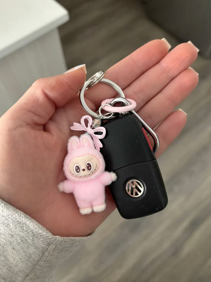 Labubu no chaveiro Quer ser discreta, mas ainda assim entrar na tendência? Incluir o Labubu no chaveiro pode ser a melhor opção. Ele vai bem até na mochila ou no passante da calça.
