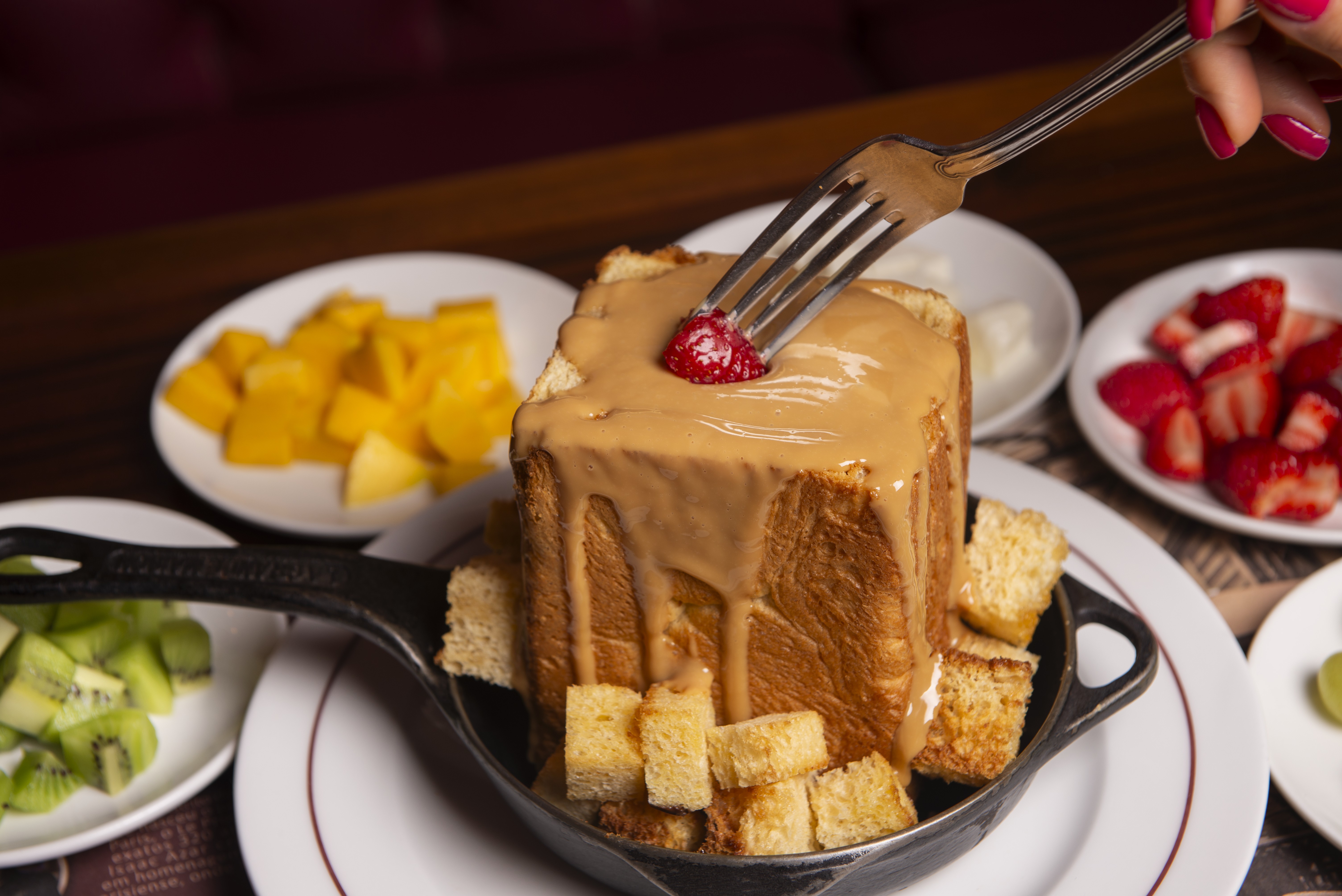 O restaurante, conhecido por pratos que nos levam a uma viagem a outro país, já incluiu as fondues no cardápio de inverno. A opção de Brie ao Vinho Branco (R$142) ganha protagonismo ao lado da tradicional Fondue Quatro Queijos (R$142). Ambas são servidas no pão brioche e acompanhadas de porções como filé mignon, batata noisette, calabresa, brócolis, goiabada e croutons.