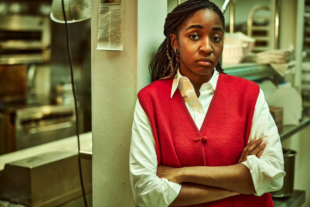 The Bear — Pictured: Ayo Edebiri as Sydney Adamu. CR: Frank Ockenfels/FX A 4ª temporada explora o crescimento de Sydney como chef e liderança na cozinha.