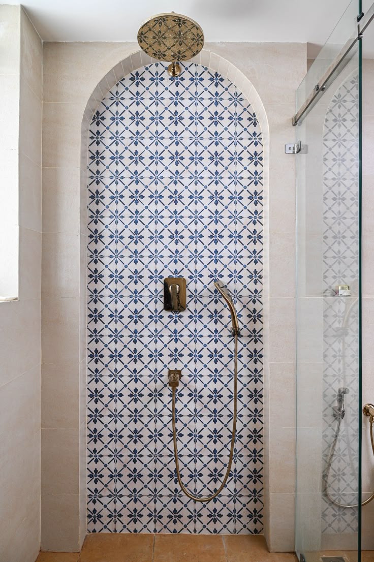 azulejo-estampado É possível decorar o banheiro com estampas de maneira elegante.
