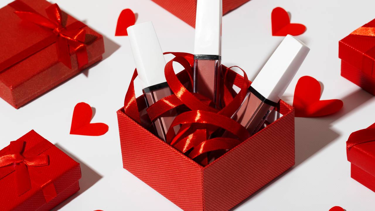 Descubra as opções mais econômicas e irresistíveis para deixar o seu beijo ainda mais marcante nesta data especial.