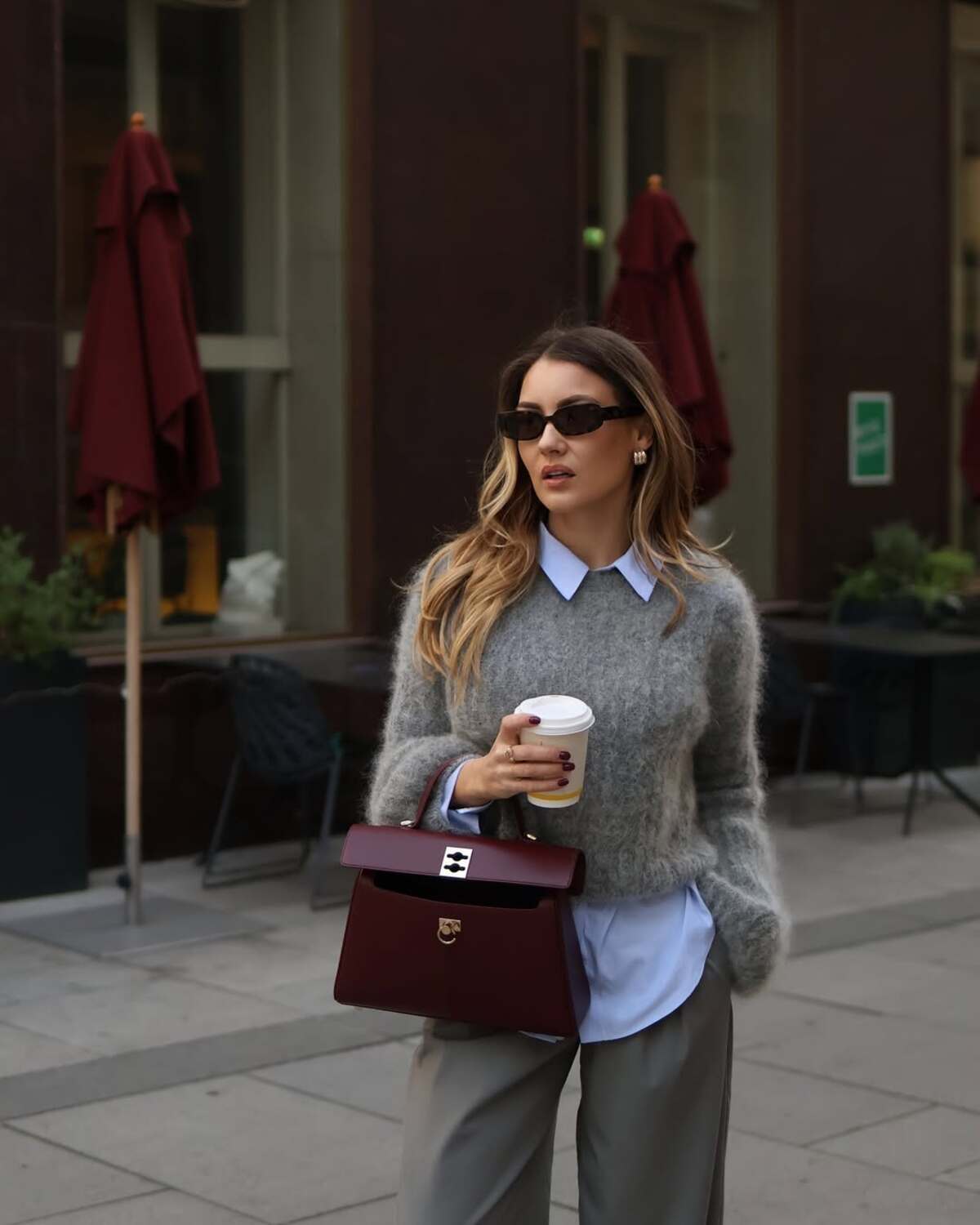 Imagem mostra bolsa bordô estilo tote.