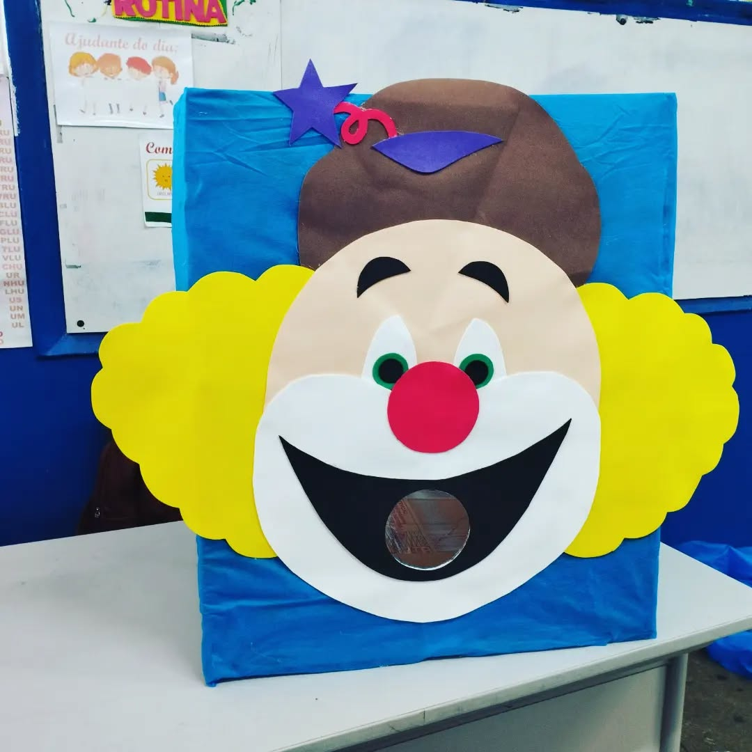 Caixa de papelão e criatividade permitem montar a brincadeira junina de acertar a Boca do Palhaço