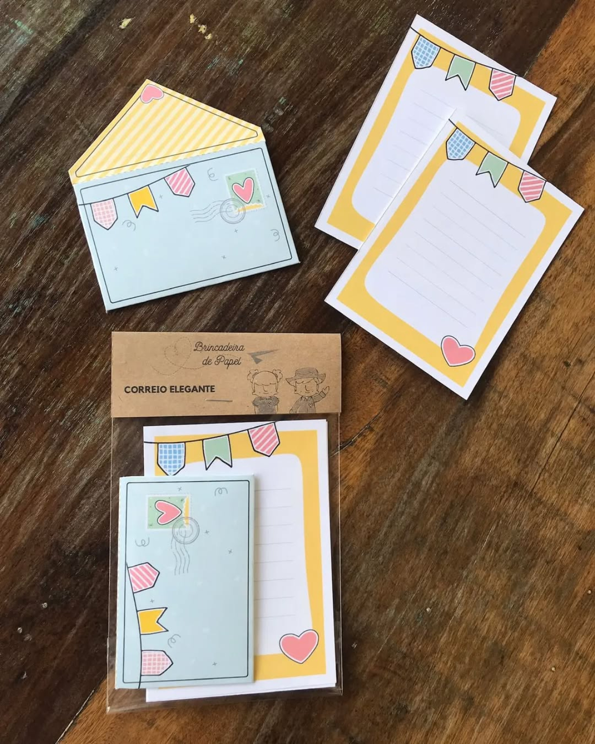 Com papel, caneta e alguém para entregar os recados, está formada a brincadeira do Correio Elegante nas festas juninas