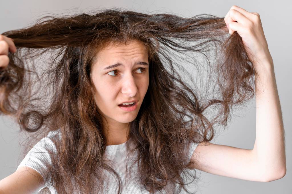 cabelo-com-frizz Mulher preocupada com o cabelo frizzado